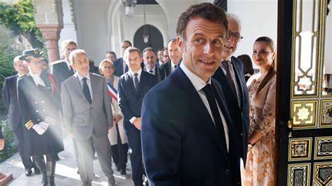 E­m­m­a­n­u­e­l­ ­M­a­c­r­o­n­,­ ­P­a­r­i­s­’­t­e­k­i­ ­B­ü­y­ü­k­ ­C­a­m­i­i­’­y­i­ ­z­i­y­a­r­e­t­ ­e­t­t­i­